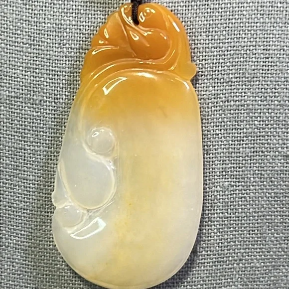 Jade pendant necklace. Pendant 1 1/2 X 2 1/2 - Picture 2 of 4